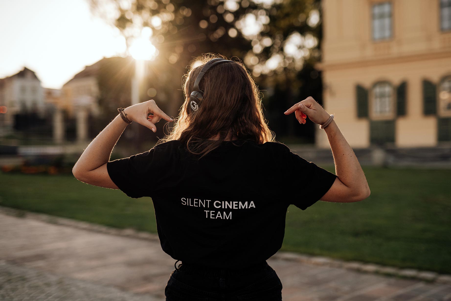 Silent Cinema Team T-Shirt bei Sonnenuntergang
